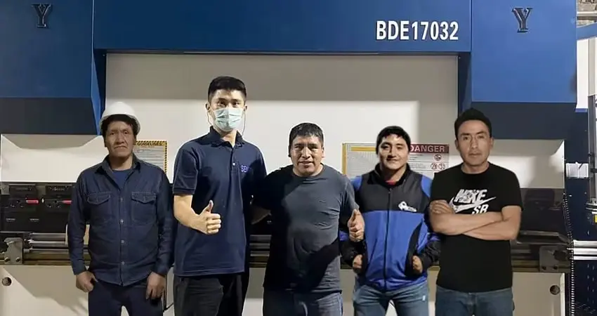 BDE17032 Prensa plegadora: Capacitación para técnicos de un cliente peruano