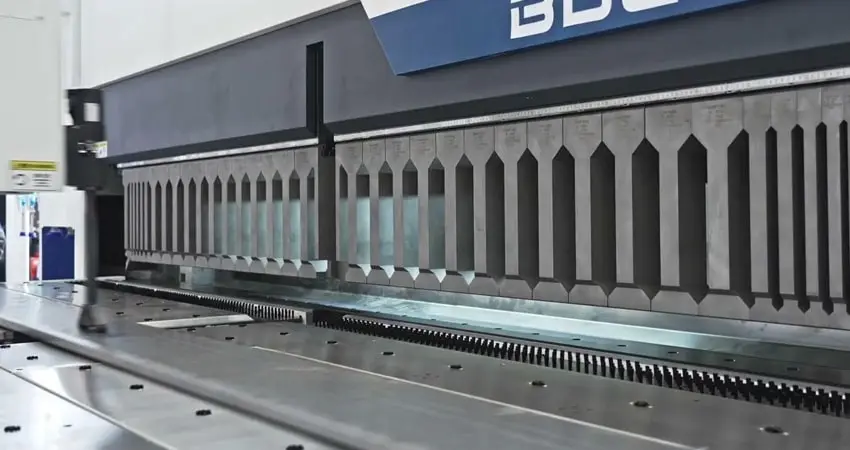 Beneficios de la plegadora de paneles en la fabricación de metales