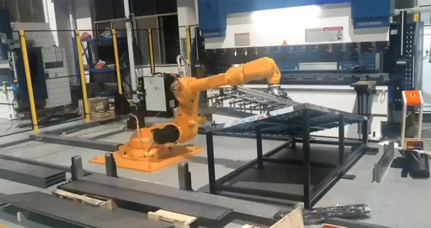 Cómo automatizar con una prensa plegadora CNC y un brazo de carga robótico