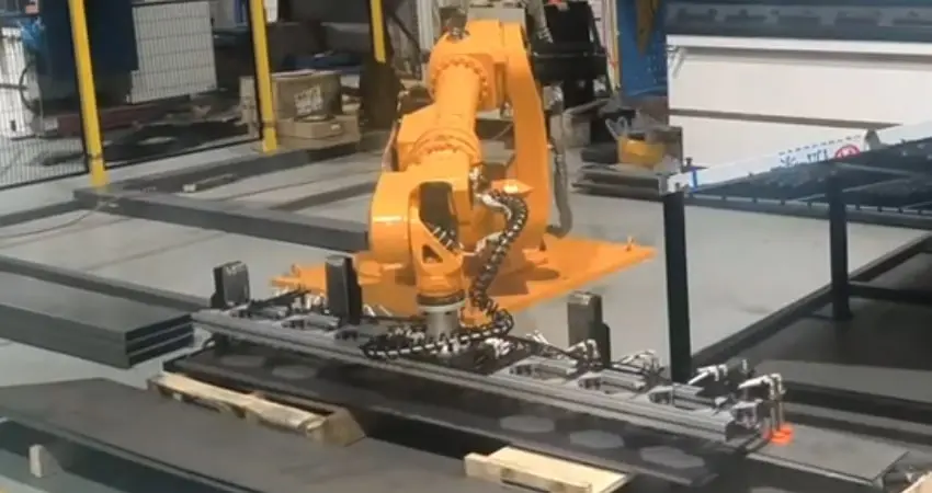 mediante la plegadora CNC con brazo robótico